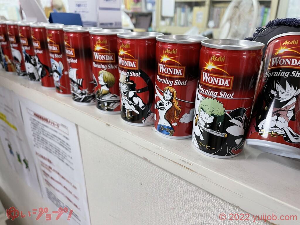 デスク周りに○ピースの缶大量!