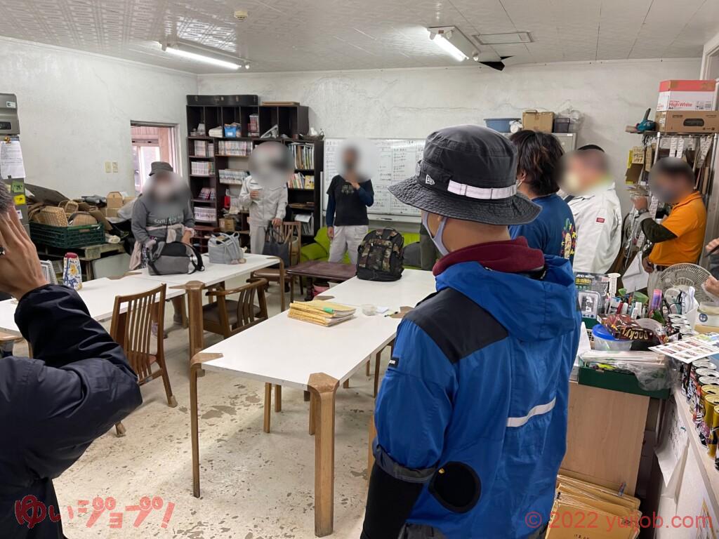 朝会風景 元気にあいさつ