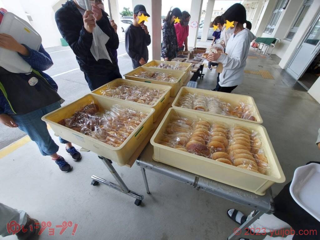 焼き立てのパンも販売