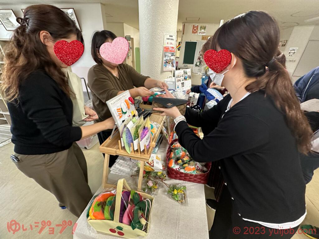 来場者の質問にも丁寧に答えて販売!!