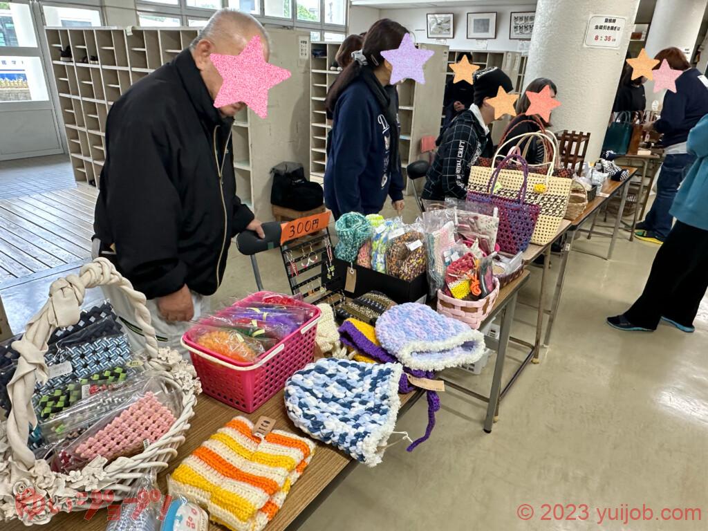 ざっくり編まれたカラフルな帽子発見!!